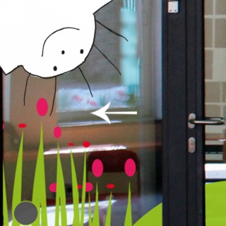 Grundschulgestaltung, Lohkampstraße, Hamburg, Nicole Kabierschke Grundschulgestaltung, Kinderzeichnungen, Kinderzeichnung Mensch und Blumen, Raumansicht im Hintergrund, mit weißem Zurückpfeil