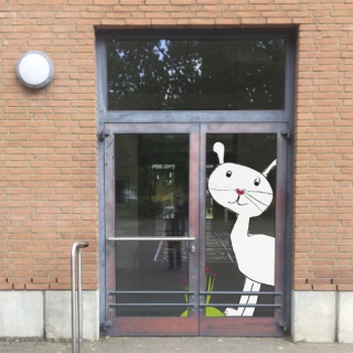 Tür mit Galsfenster, Kinderzeichnung Katze darauf abgebildet Grundschulgestaltung, Kinderzeichnungen, Lesegarten