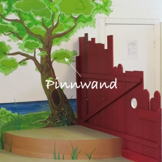 Struktur und Ordnung, Präsentationsbaum Kita, gemalter Baum, mit Pinnwand Struktur und Ordnung, Präsentationsbaum Kita, gemalter Baum, mit Pinnwand